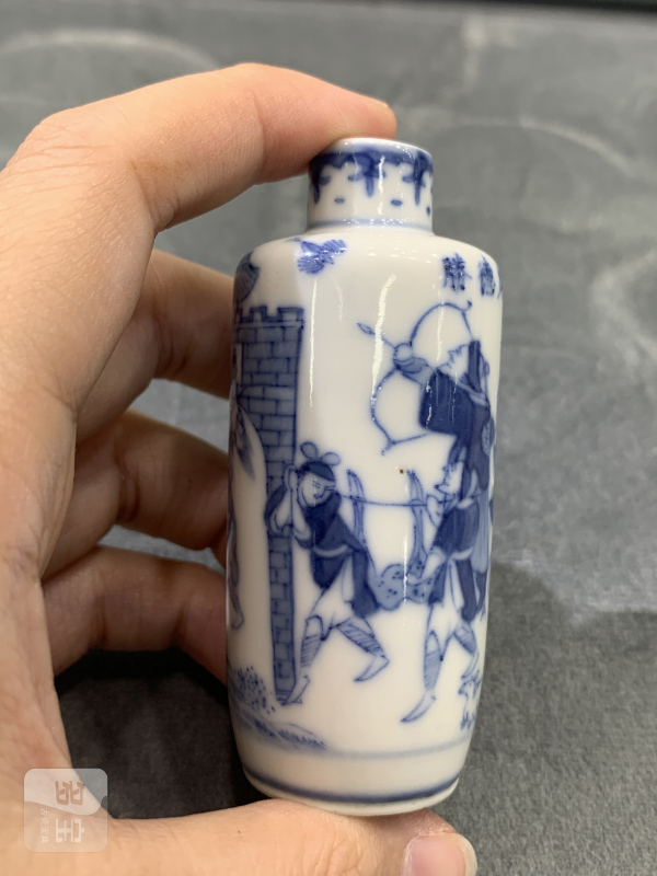 清晚期青花旗开得胜人物故事纹鼻烟壶 - 图5